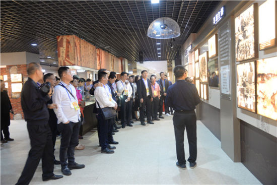 侨胞在福建省档案馆参观“百年跨国两地书----福建侨批档案展”。