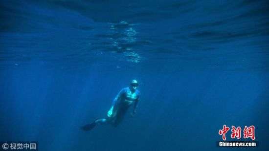 3月6日消息，英国出生的潜水者威廉从威灵顿海岸出发，潜泳32公里穿越库克海峡，抵达南岛。图片来源：视觉中国