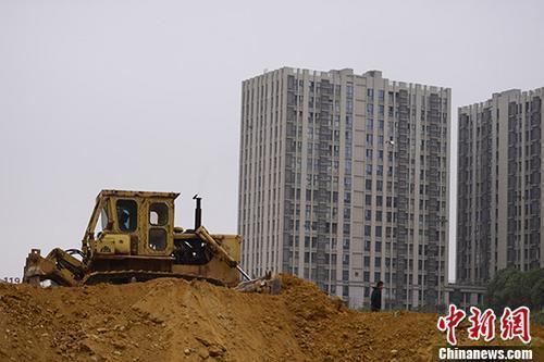 资料图：湖南长沙一楼盘土地上，推土机正在作业。 中新社记者 杨华峰 摄