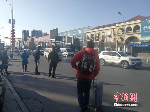 2月20日，燕郊售楼一条街上，发放楼盘广告传单的人随处可见。中新网记者 邱宇 摄