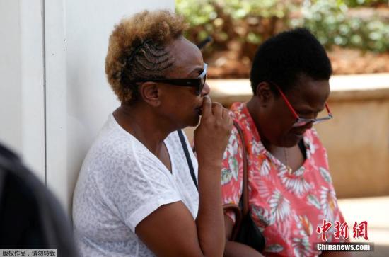 埃塞俄比亚航空公司发言人称，埃航ET302航班上所有乘客和机组人员都在坠机事件中丧生，遇难者来自33个国家。图为等待消息的乘客家属。