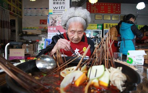 成都98岁“吃货”奶奶走红网络 长寿秘诀是心态