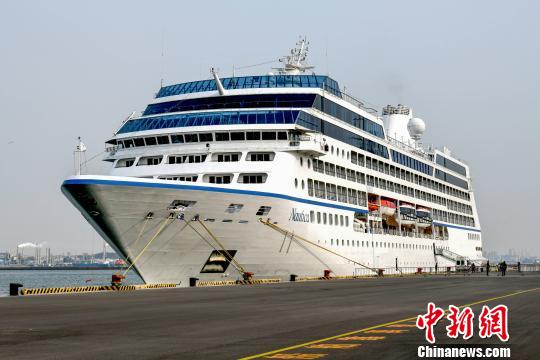 此次“娜蒂卡”号共载680名欧美游客自日本到大连访问。　赵光辉 摄