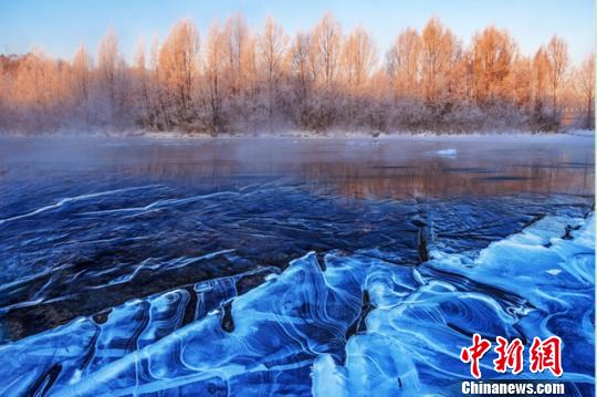 作品：《冰河晨光》，拍摄地：大兴安岭松岭区，作者：刘万明。