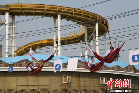 重庆民众挑战悬空吊床行为艺术倡导健康睡眠