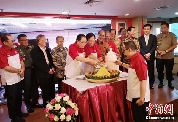 10日下午，印尼华裔总会创会20周年庆祝活动在该会秘书处举行。图为该会总主席黄德新(左五)以最具印尼民族特色的切姜黄饭(Tumpeng)仪式开启庆祝活动。林永传 摄