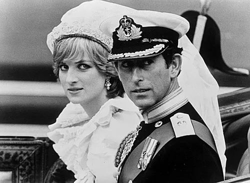 这是在圣保罗大教堂举行婚礼以后，威尔士亲王和戴安娜王妃坐马车回白金汉宫的资料照片。新华社发
