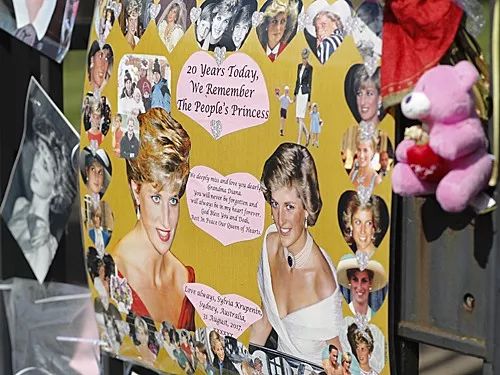 资料图片：戴安娜王妃去世20周年纪念日上，伦敦肯辛顿宫门前人们摆放的照片和卡片。新华社记者韩岩摄