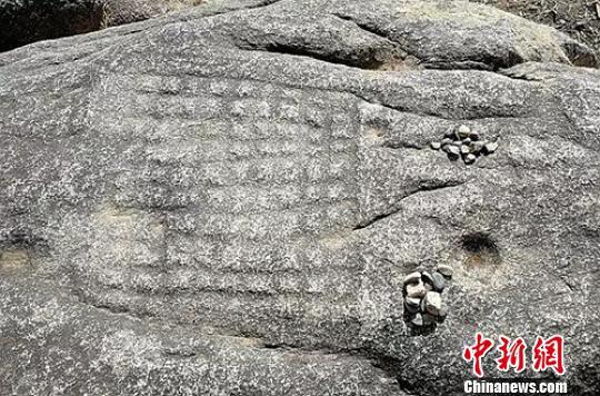 发现的疑似唐蕃时期藏棋石刻棋盘。　甘孜州文化广电旅游局提供 摄